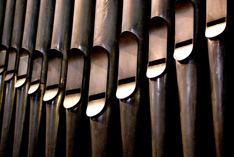 Eine Nahaufnahme zeigt alte Orgelpfeifen.