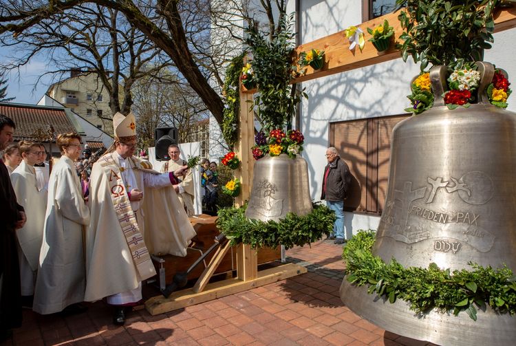 Glockenweihe in St. Philippus am 6. April mit Weihbischof Rupert Graf zu Stolberg (Bild: R. Kiderle)