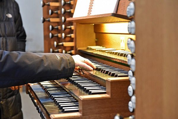 Orgelspiel - © R.Kroeling/pfarrbriefservice